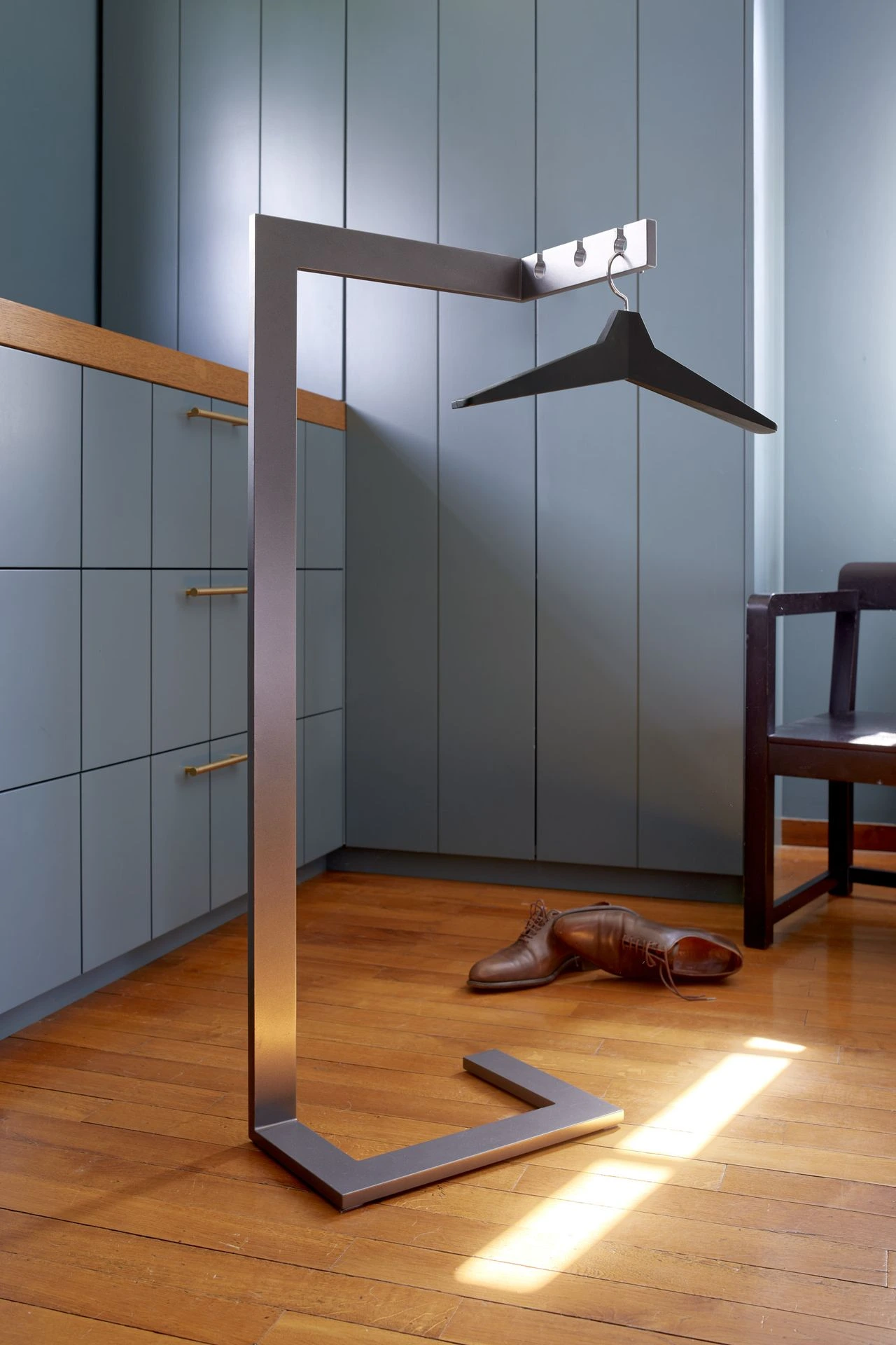 Valet Barisart en acier design et contemporain pour dressing par Payous Edition.
